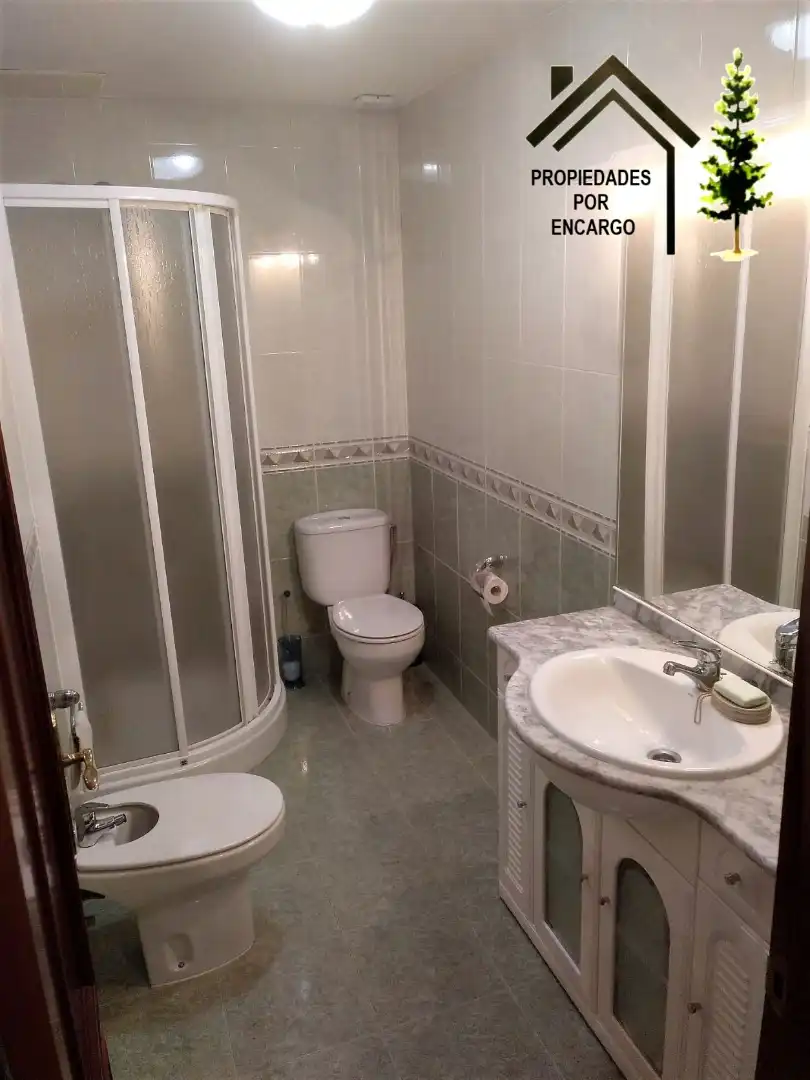 Baño de Piso en venta en Cangas  con Calefacción y Trastero
