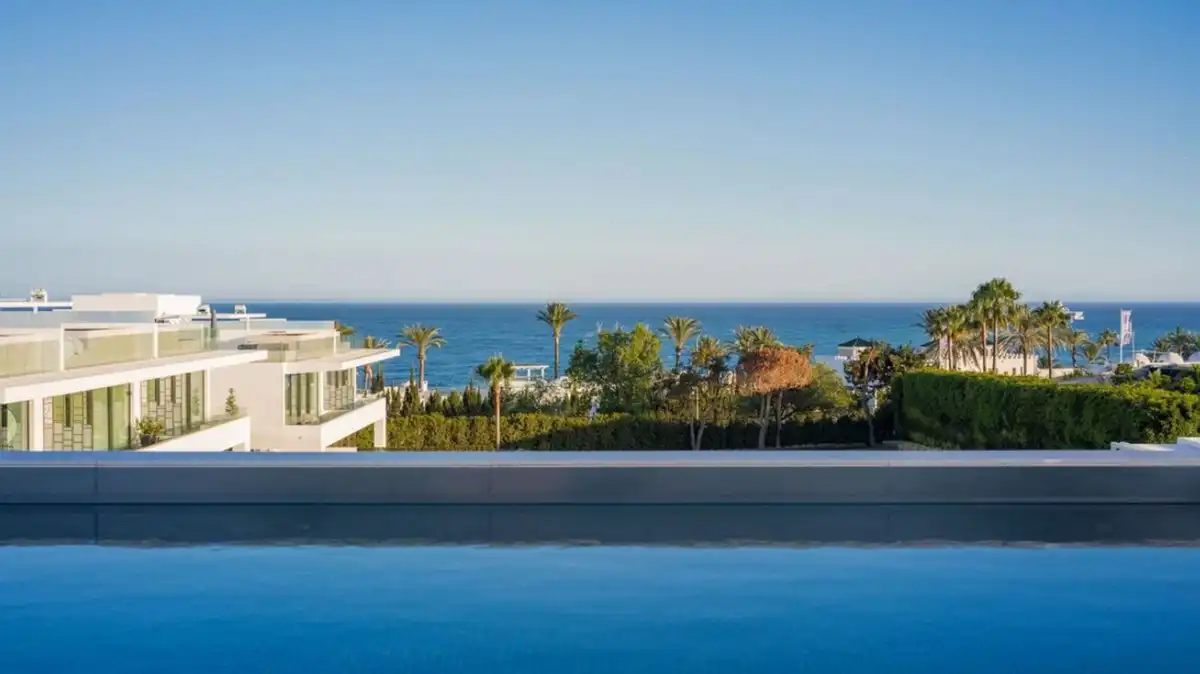 Schwimmbecken von Haus oder Chalet zum Verkauf in Marbella mit Klimaanlage, Privatgarten und Terrasse