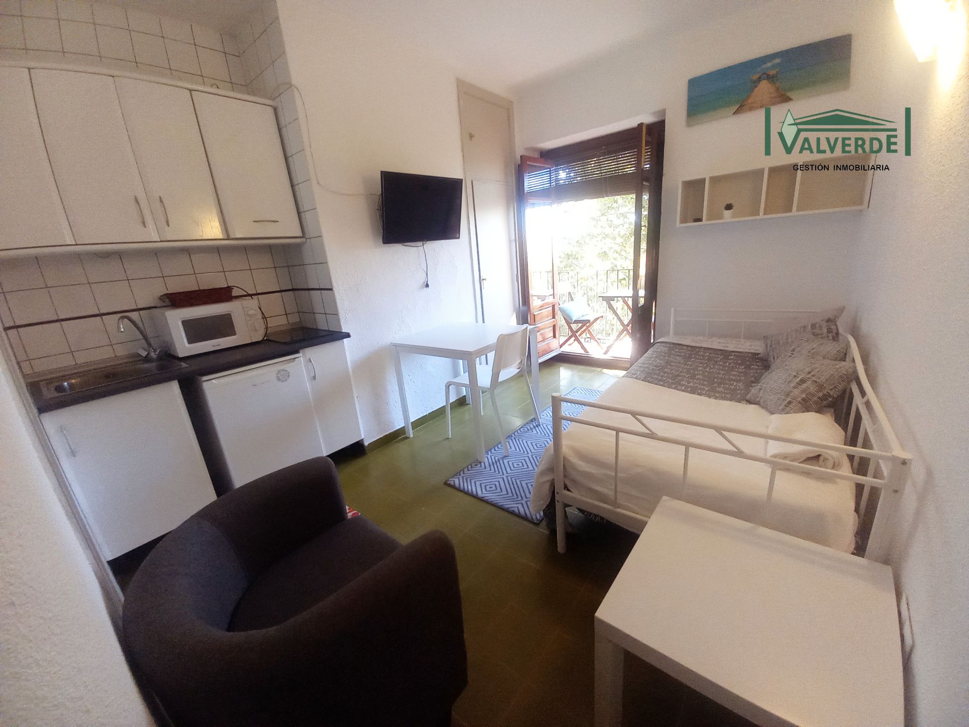 Habitación de Estudio de alquiler en  Granada Capital con Amueblado, Lavadora y Microondas