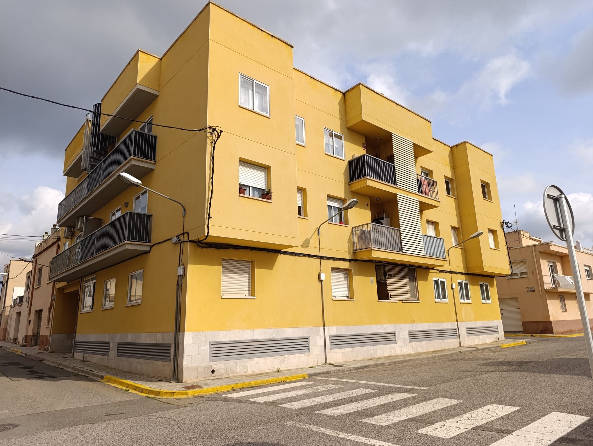 Vista exterior de Ático en venta en Montbrió del Camp con Calefacción, Terraza y Balcón