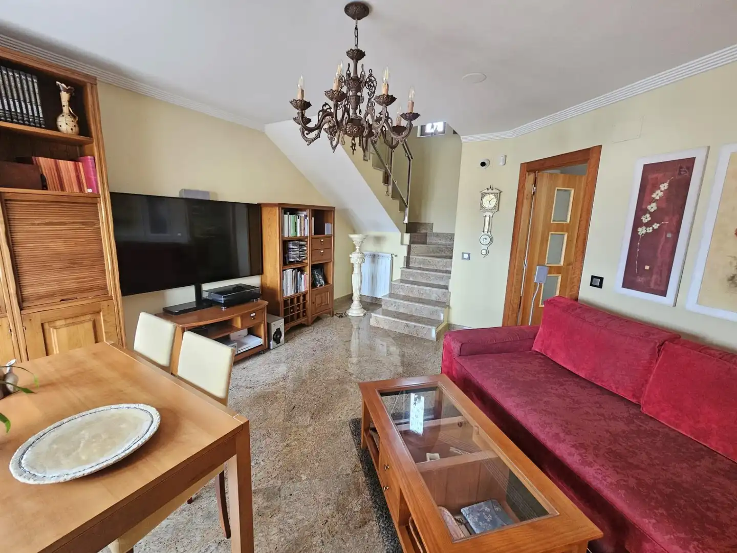 Sala d'estar de Casa adosada en venda en Villamayor amb Calefacció, Parquet i Traster