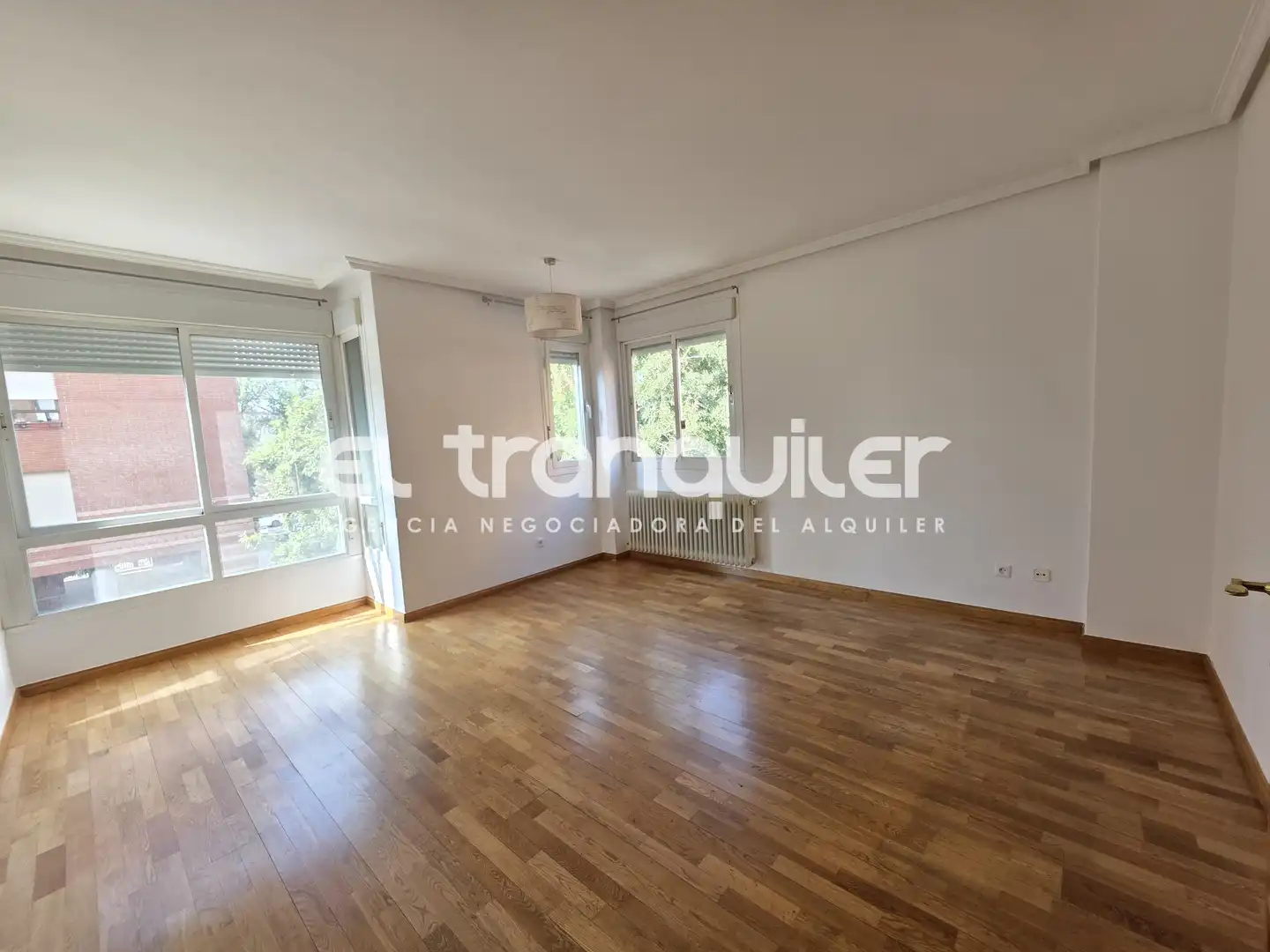 Sala d'estar de Pis de lloguer en Madrid amb Aire condicionat, Parquet i Piscina