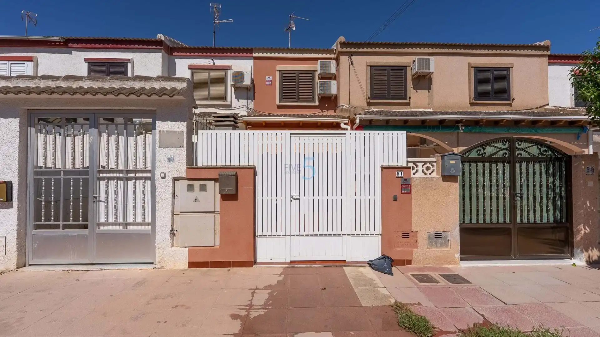Vista exterior de Casa adosada en venda en Los Alcázares amb Aire condicionat, Terrassa i Moblat