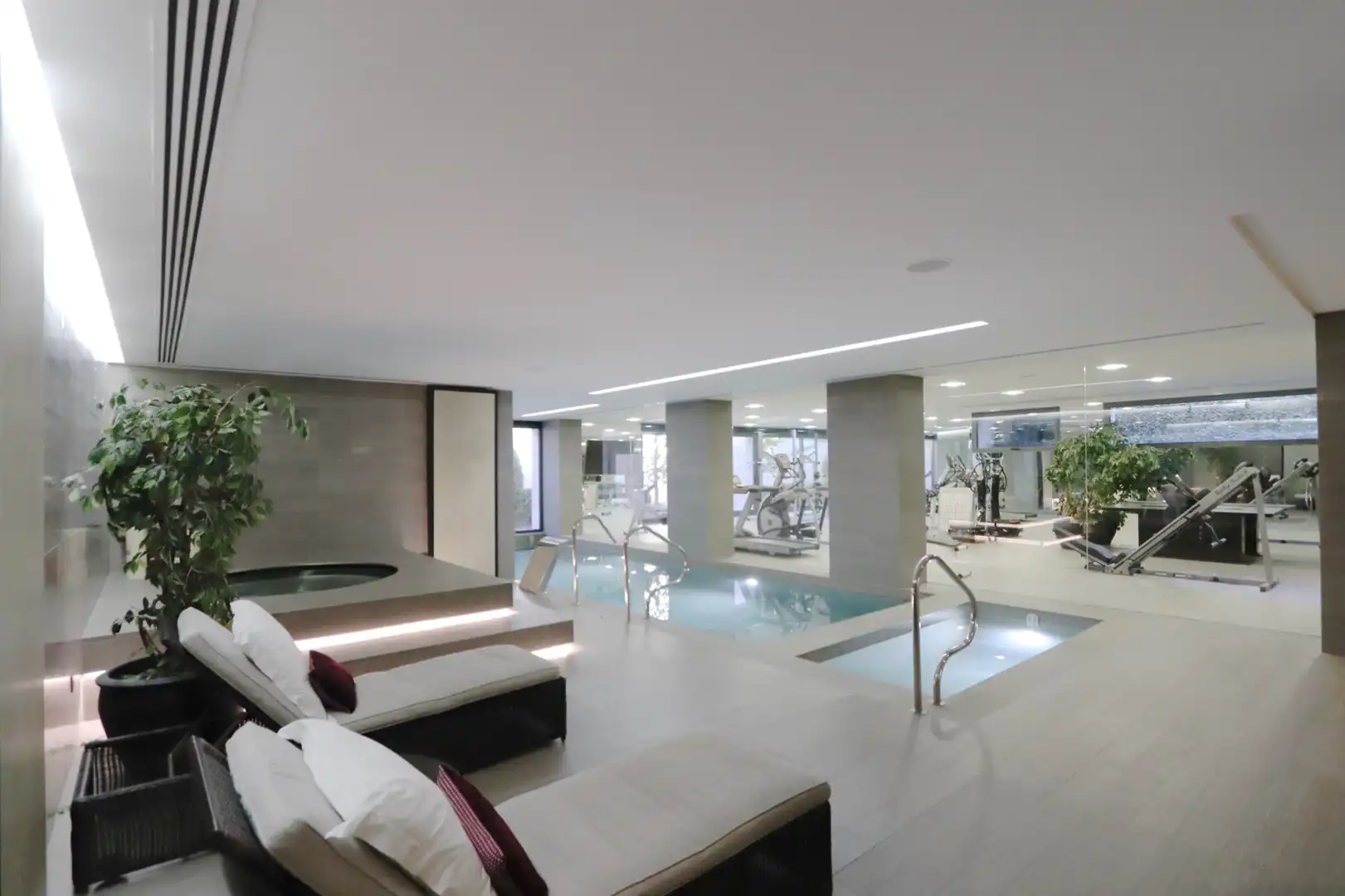 Swimming pool of Houses for rent in Pozuelo de Alarcón  with Air Conditioner, Heating and Private garden