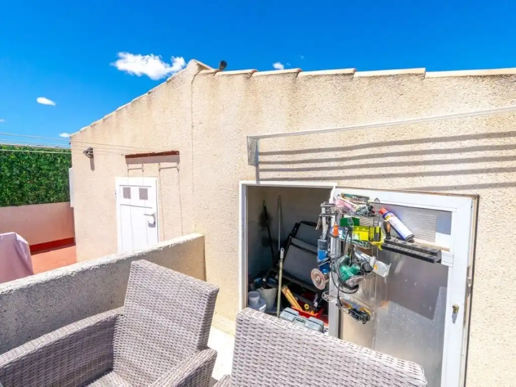 Terrasse von Einfamilien-Reihenhaus zum Verkauf in Torrevieja mit Klimaanlage, Privatgarten und Schwimmbad