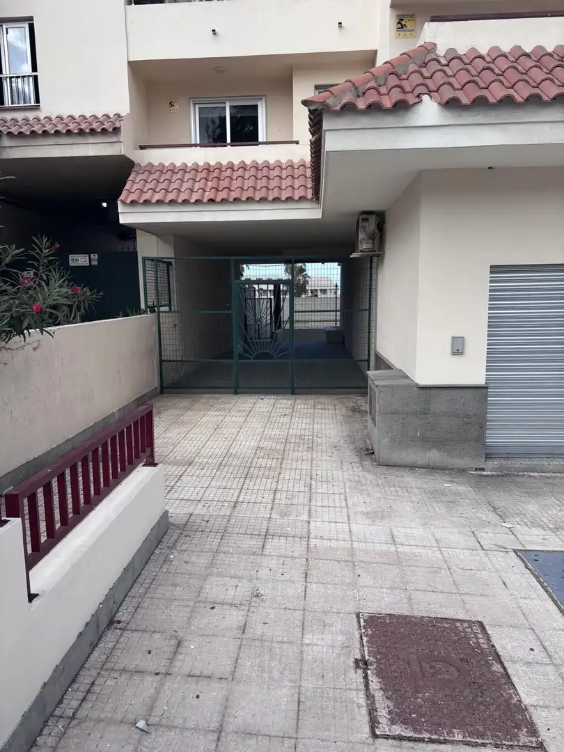 Parking of Commercial properties for rent in Arona