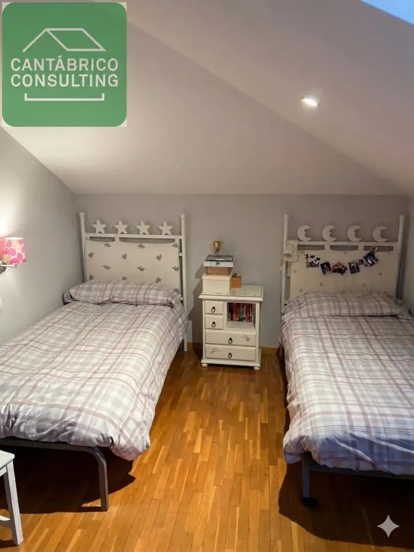Schlafzimmer von Maisonette zum Verkauf in Navia mit Heizung, Parkett und Möbliert