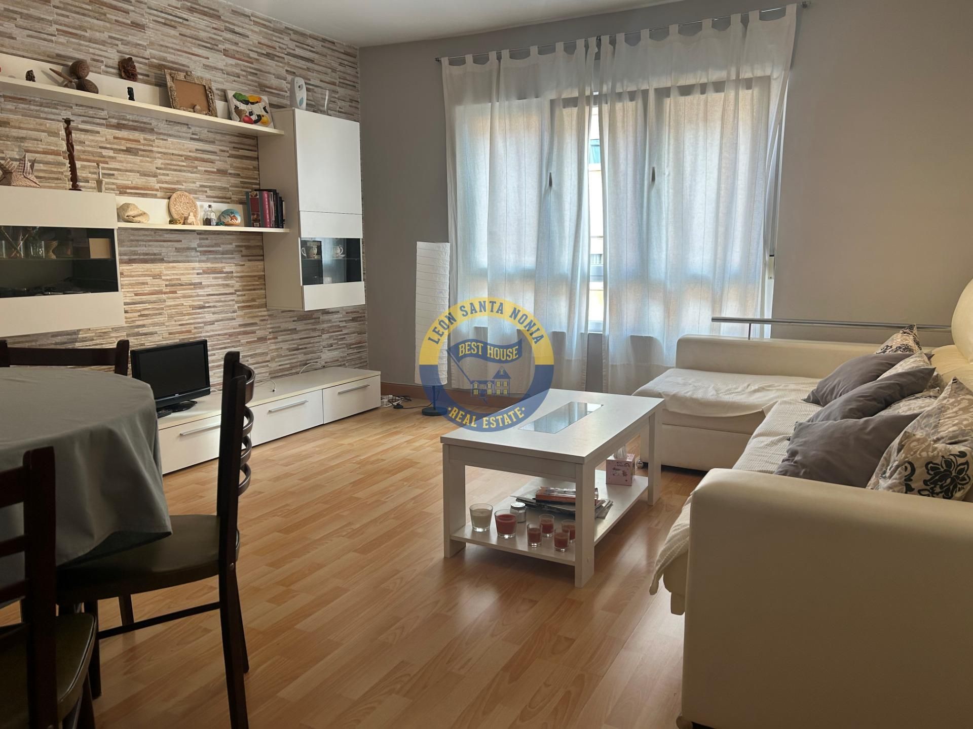 Sala de estar de Piso en venta en León Capital  con Calefacción y Parquet