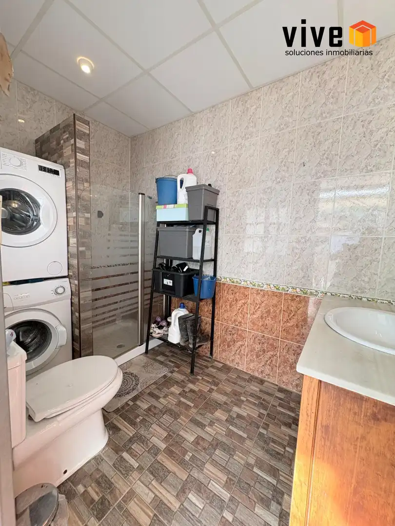 Baño de Casa adosada en venta en Mairena del Aljarafe con Aire acondicionado, Calefacción y Jardín privado