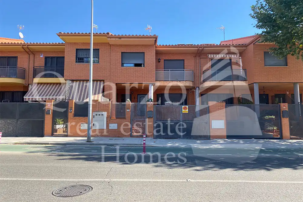 Chalet con piscina en venta en Los Robles, imagen 4