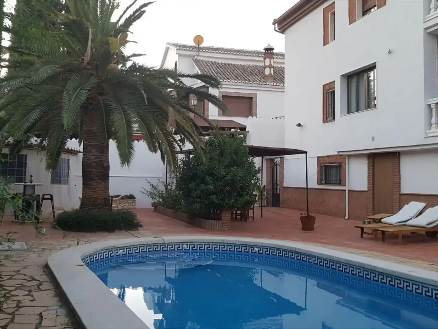 Vista exterior de Casa o xalet en venda en Loja amb Jardí privat, Piscina i Moblat