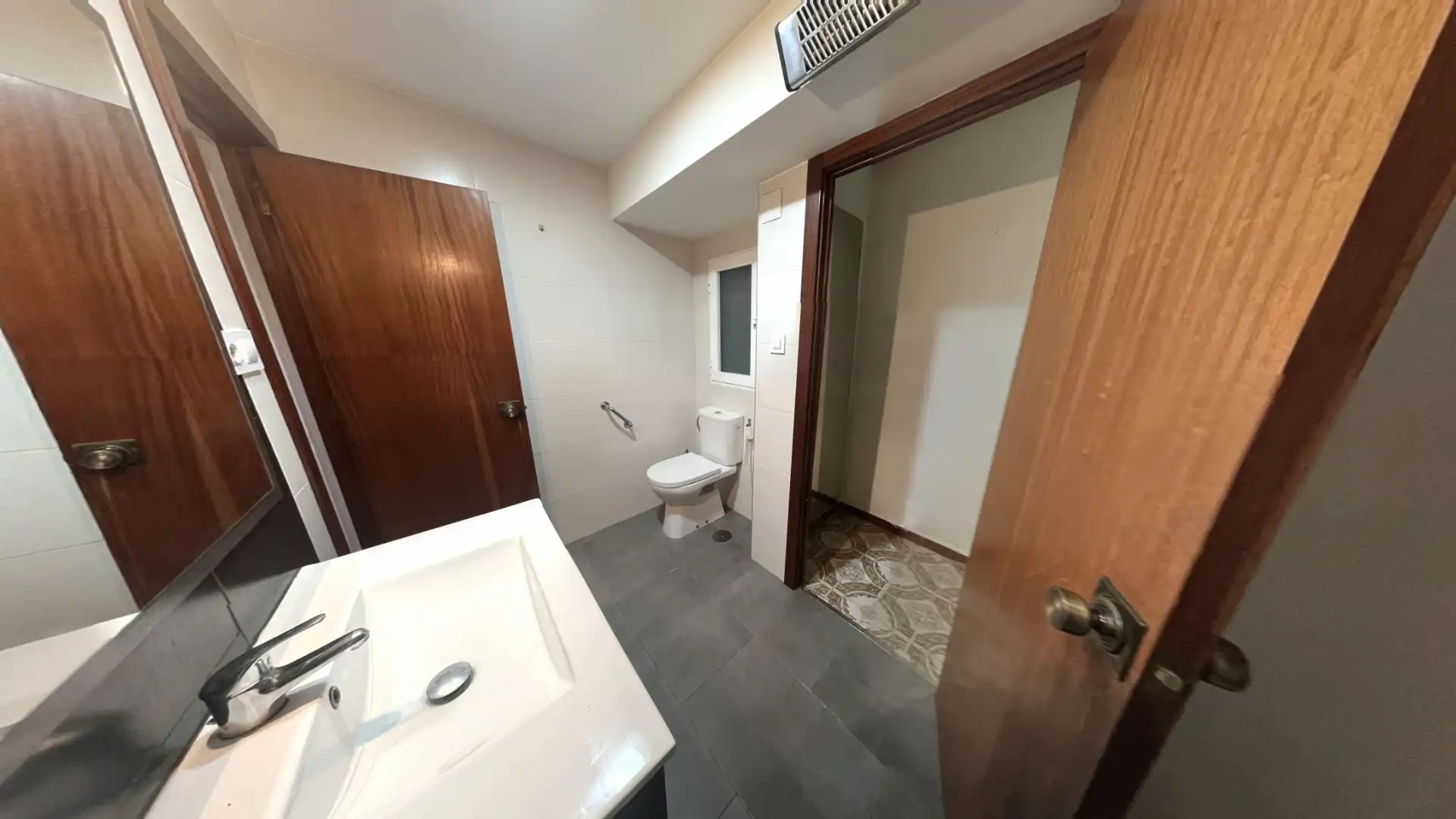 Badezimmer von Wohnung zum Verkauf in Alicante / Alacant mit Klimaanlage, Heizung und Möbliert