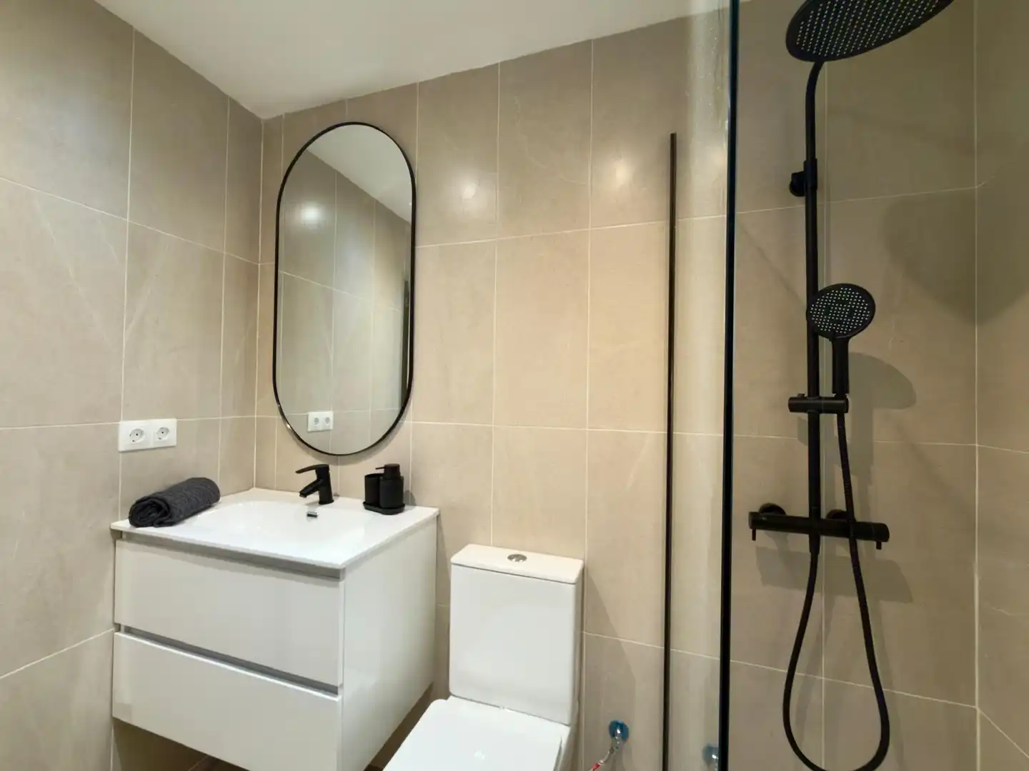 Badezimmer von Erdgeschoss zum Verkauf in Rincón de la Victoria mit Klimaanlage, Privatgarten und Terrasse
