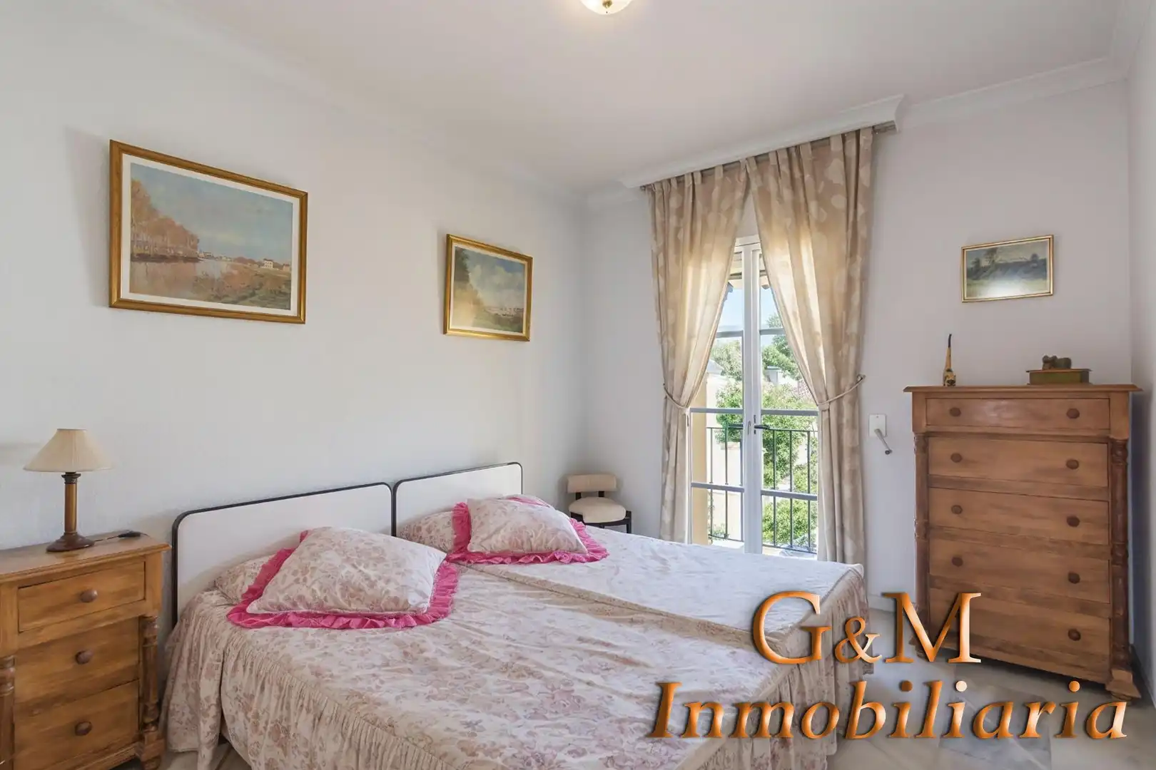 Schlafzimmer von Einfamilien-Reihenhaus zum Verkauf in Estepona mit Privatgarten, Terrasse und Balkon