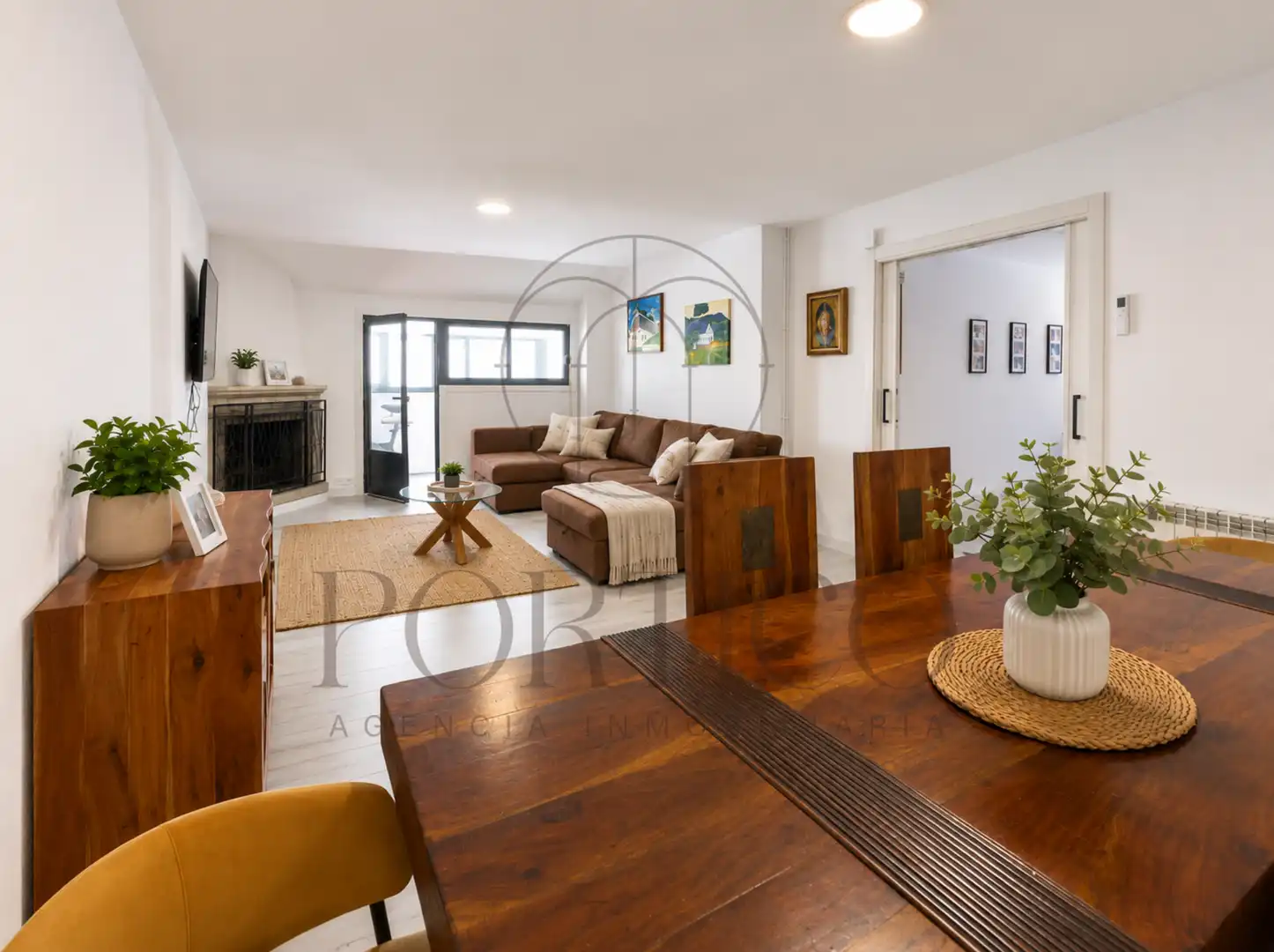 Wohnzimmer von Dachboden zum Verkauf in Tui mit Klimaanlage, Heizung und Terrasse