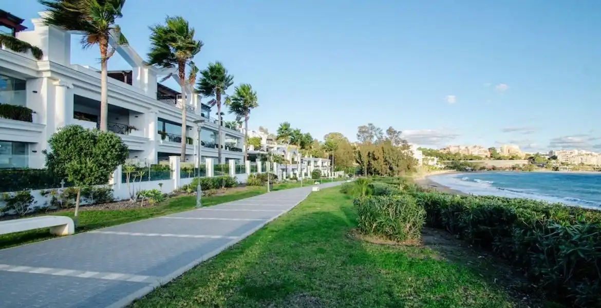 Vista exterior de Apartament en venda en Estepona amb Aire condicionat, Terrassa i Piscina
