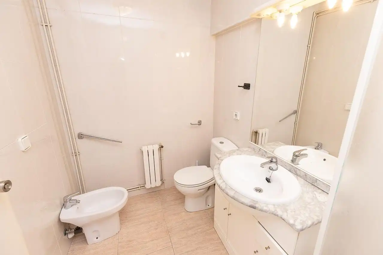 Baño de Piso en venta en Tarragona con Calefacción, Parquet y Terraza