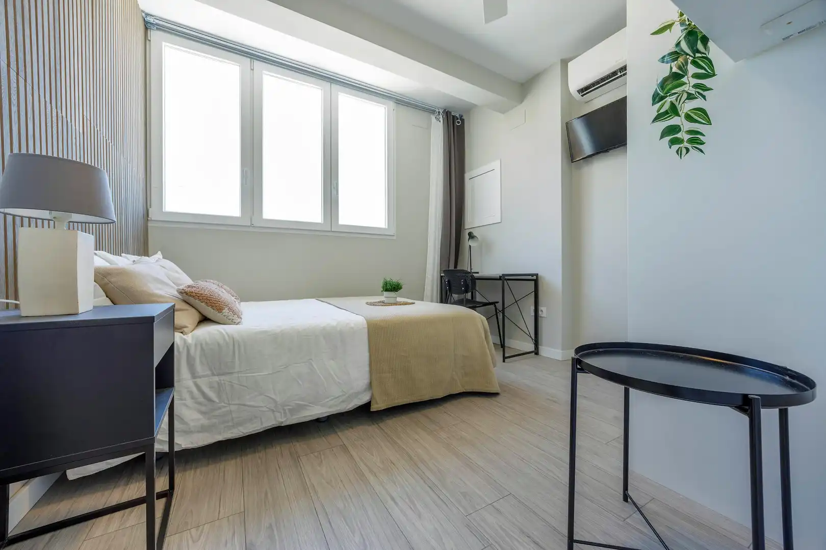 Bedroom of Flat for share in Valencia  with Air Conditioner, Washing machine and TV