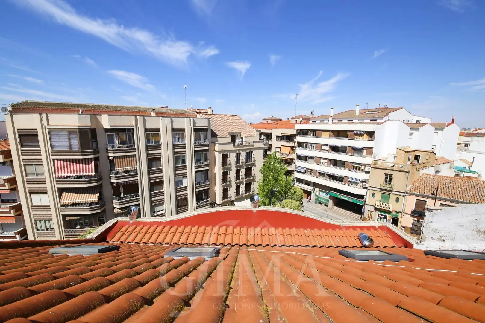 Vista exterior de Dúplex en venda en Tomelloso amb Aire condicionat, Terrassa i Traster