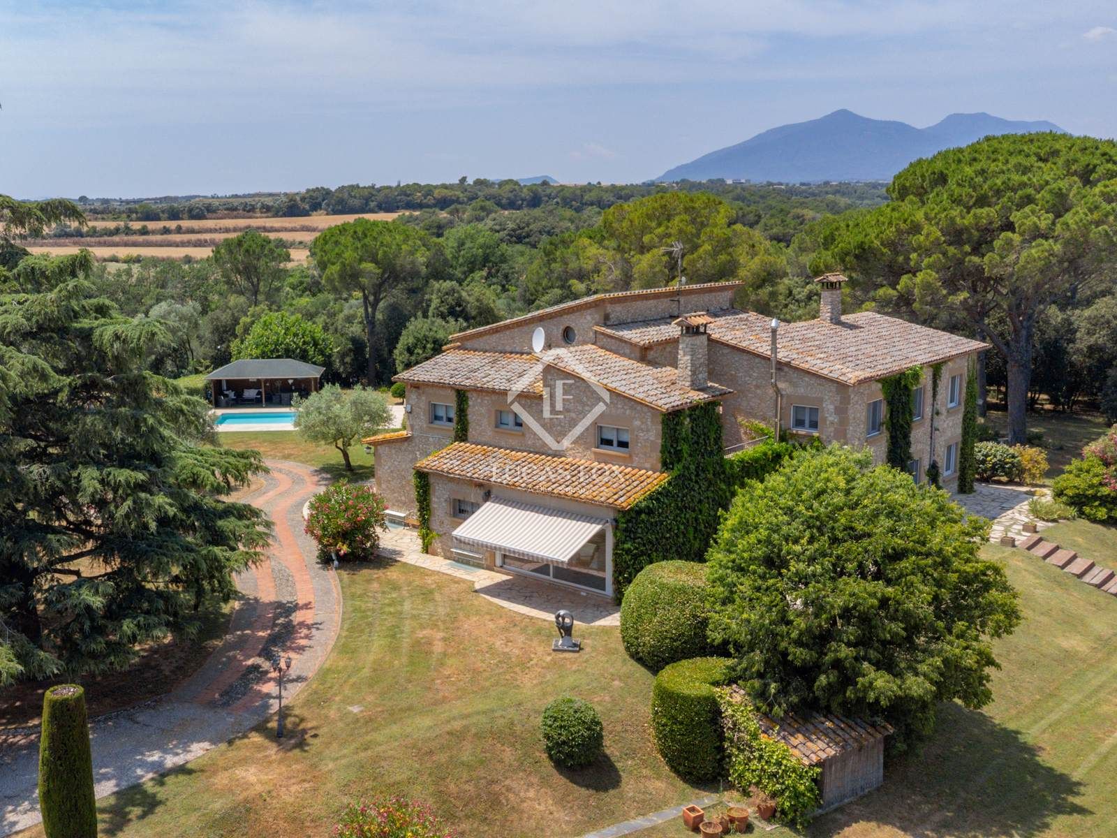 Vista exterior de Finca rústica en venda en Lladó amb Aire condicionat, Calefacció i Terrassa