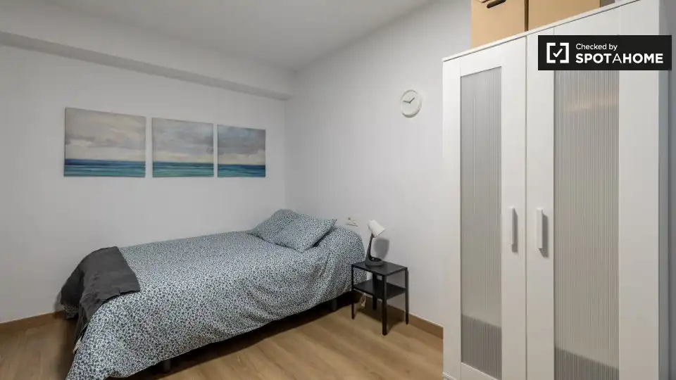 Habitación de Piso de alquiler en Valencia con Aire acondicionado, Calefacción y Amueblado