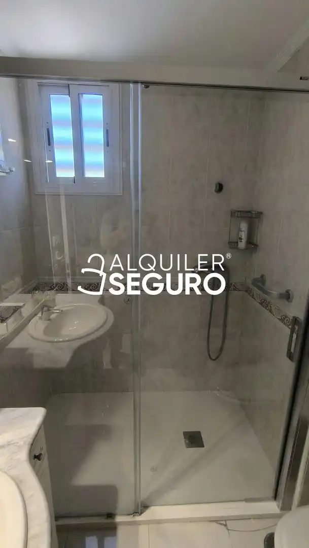 Bathroom of Flat for rent in Sevilla  with Air Conditioner