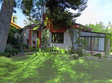 House with pool for sale in Calle Valle de Broto 44