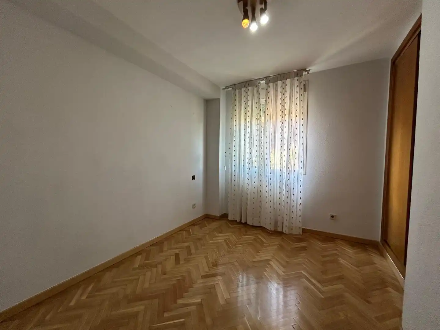 Flat for sale in Avenida FELICIDAD, Los Rosales