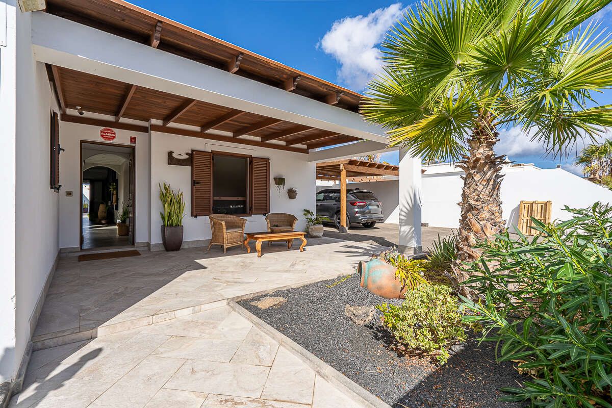 Terrace of House or chalet for sale in Yaiza  with Air Conditioner, Swimming Pool and Furnished