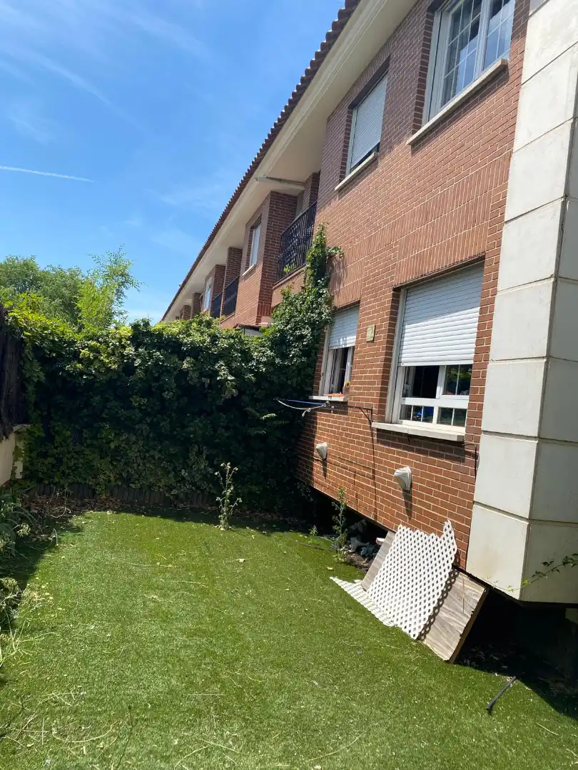 Vista exterior de Pis en venda en Villaviciosa de Odón amb Aire condicionat, Calefacció i Jardí privat