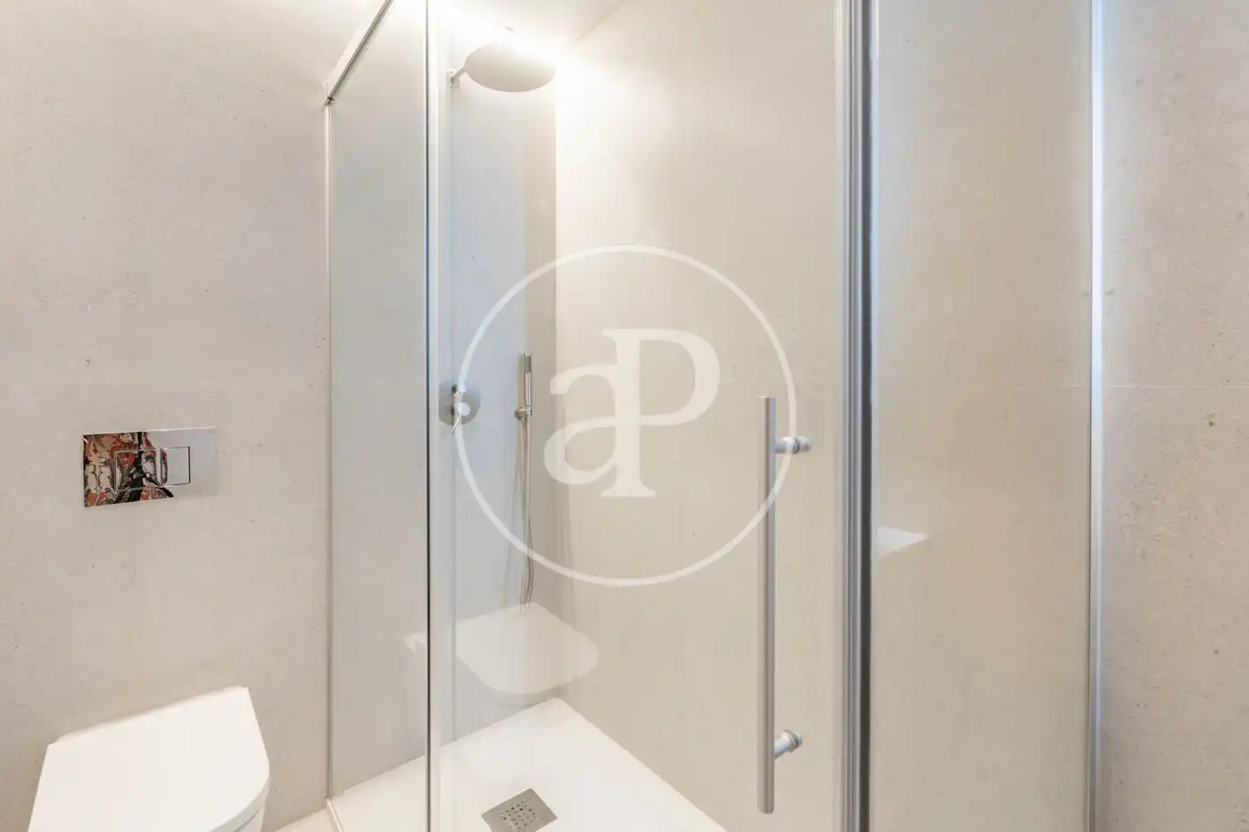 Bathroom of Flat for sale in Madrid  with Air Conditioner and Heating