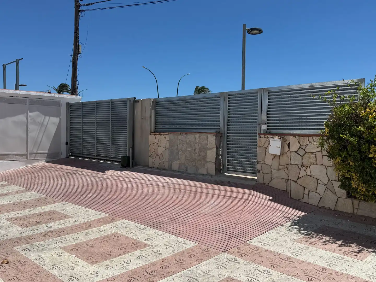 Aparcament de Casa adosada en venda en Empuriabrava amb Aire condicionat, Terrassa i Moblat