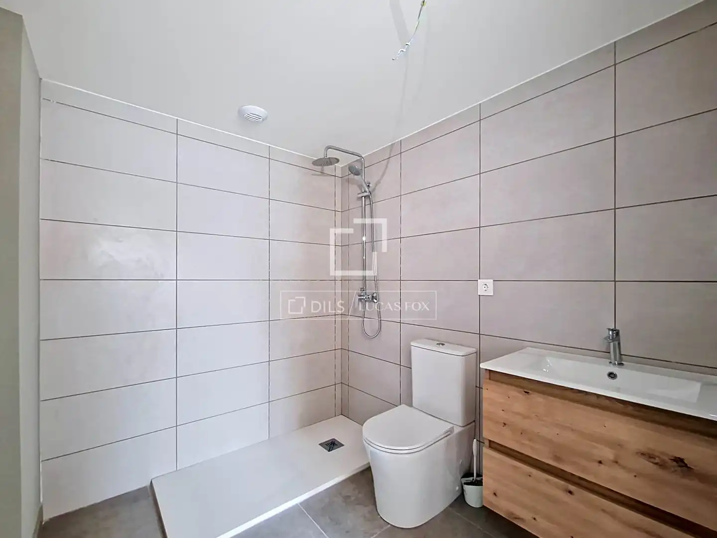 Badezimmer von Wohnung zum Verkauf in Vilanova i la Geltrú mit Klimaanlage, Heizung und Parkett