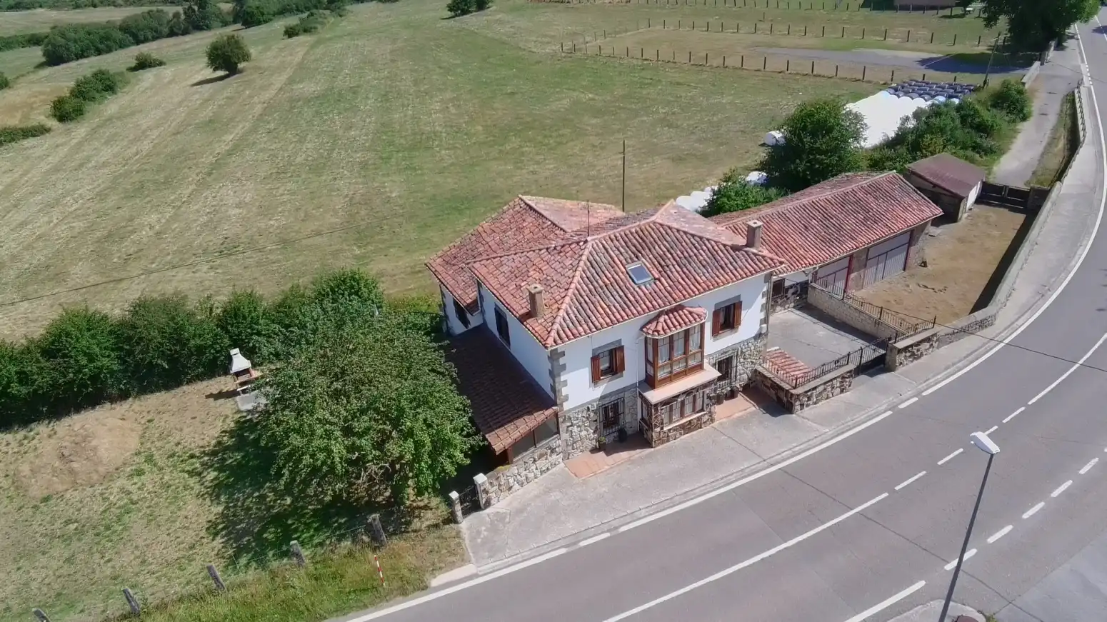 Vista exterior de Casa o xalet en venda en Las Rozas de Valdearroyo  amb Calefacció i Jardí privat
