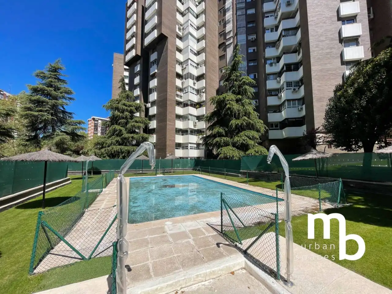 Swimming pool of Flat for rent in Fuencarral - El Pardo