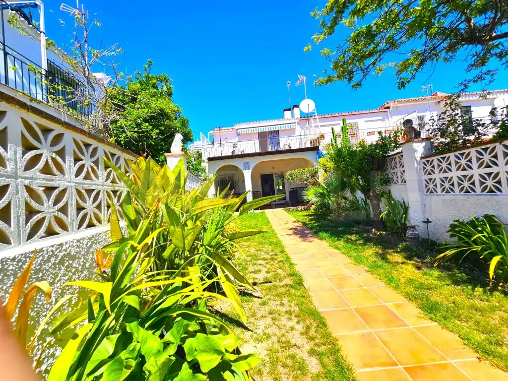 Jardí de Casa adosada en venda en Benalmádena amb Terrassa i Moblat