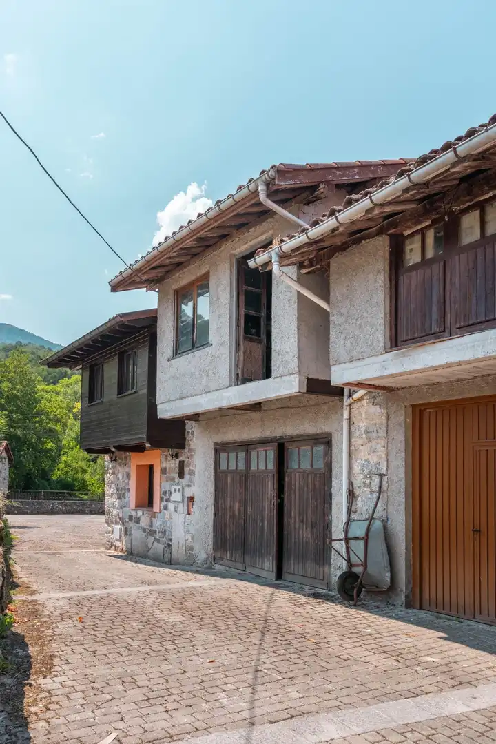 Vista exterior de Casa o xalet en venda en Sobrescobio amb Balcó