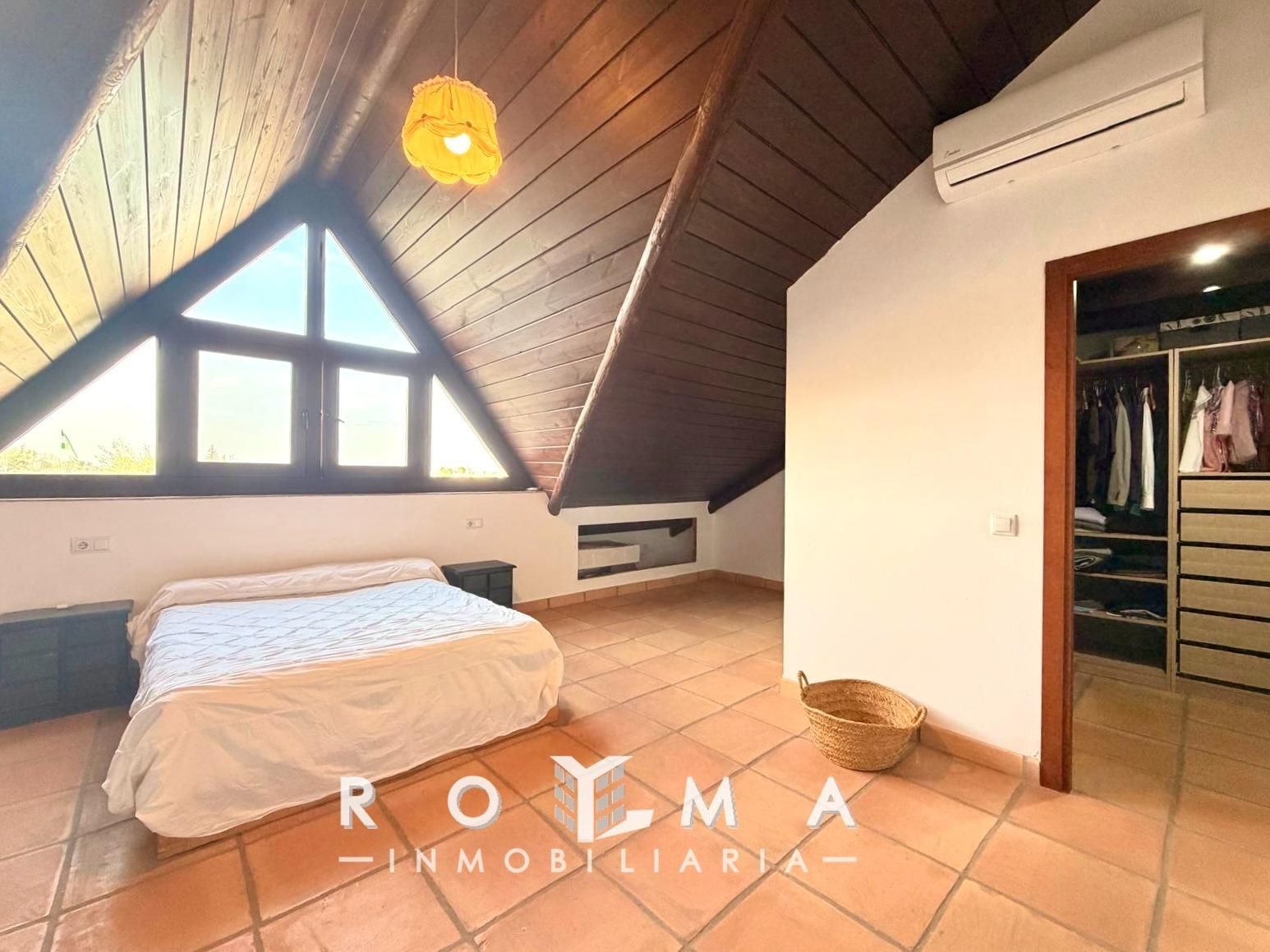 Dormitori de Casa adosada en venda en Dos Hermanas amb Aire condicionat, Calefacció i Jardí privat