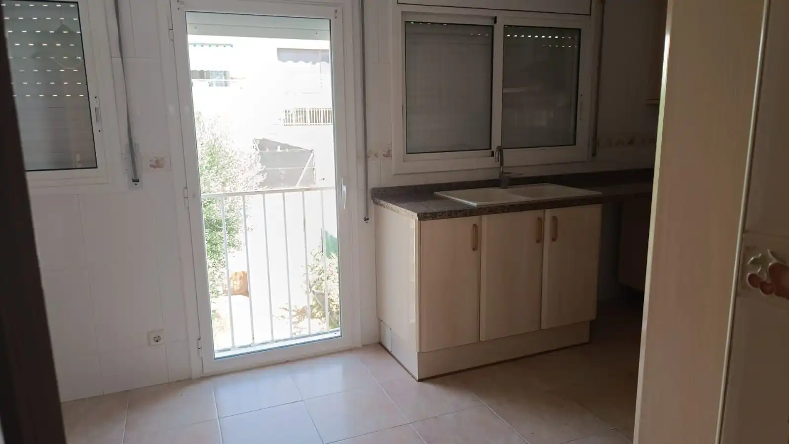 Cuina de Casa adosada en venda en Vilanova i la Geltrú amb Calefacció i Jardí privat