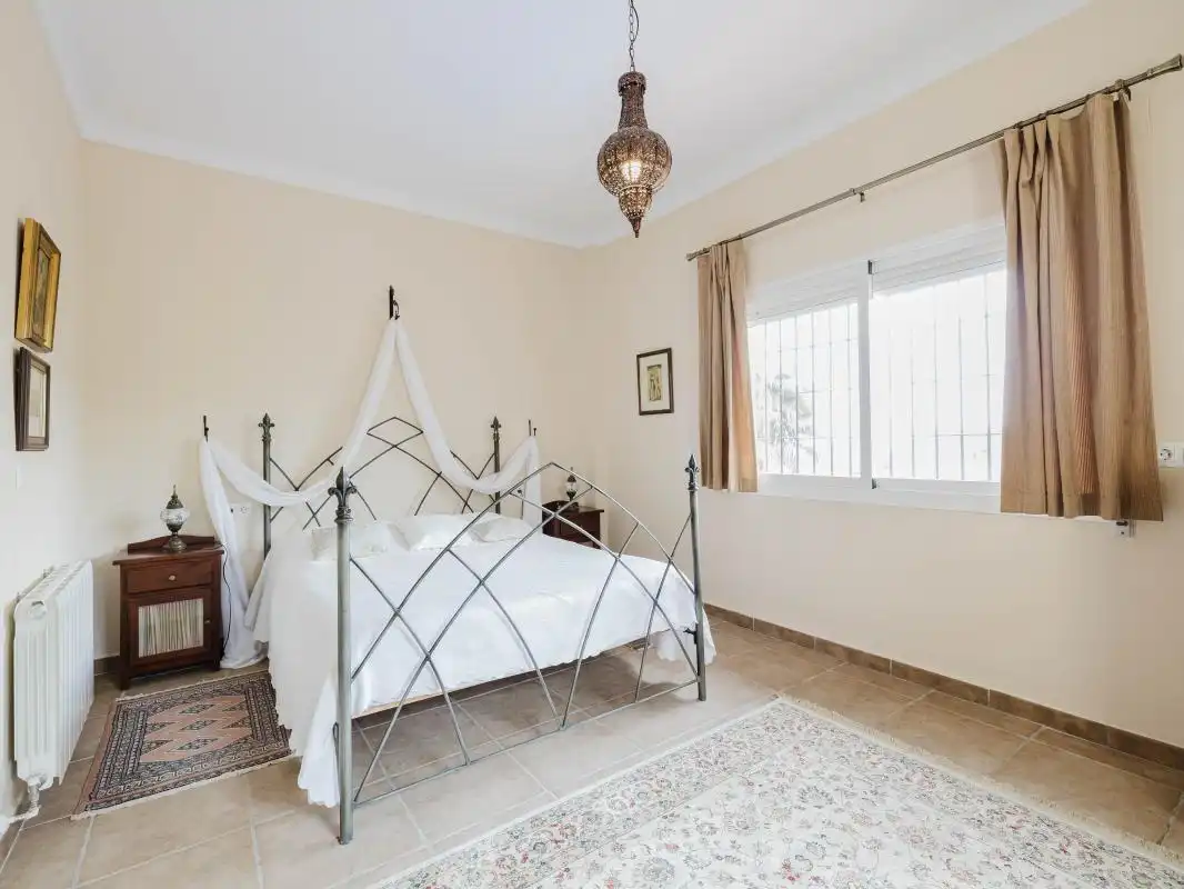 Dormitori de Casa o xalet en venda en Alhaurín El Grande amb Aire condicionat, Calefacció i Jardí privat