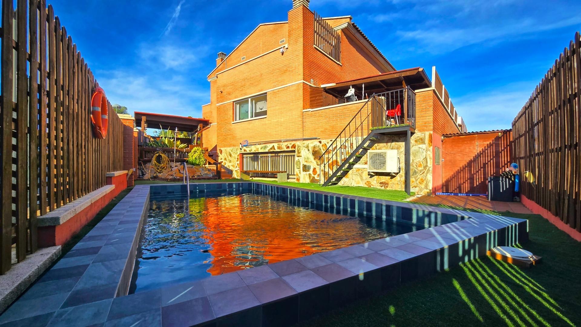Piscina de Casa adosada en venda en Cunit amb Aire condicionat, Calefacció i Jardí privat