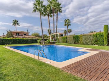 Villa avec piscine à vendre à Navata