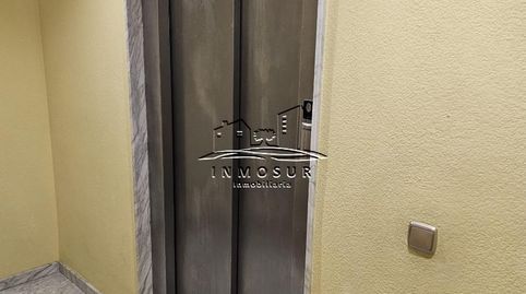 Piso en zona calle El Peso. Cuenta con recibidor, salóncomedor, cocina amueblada, cuarto de baño, dos dormitorios, trastero y park, imatge 2