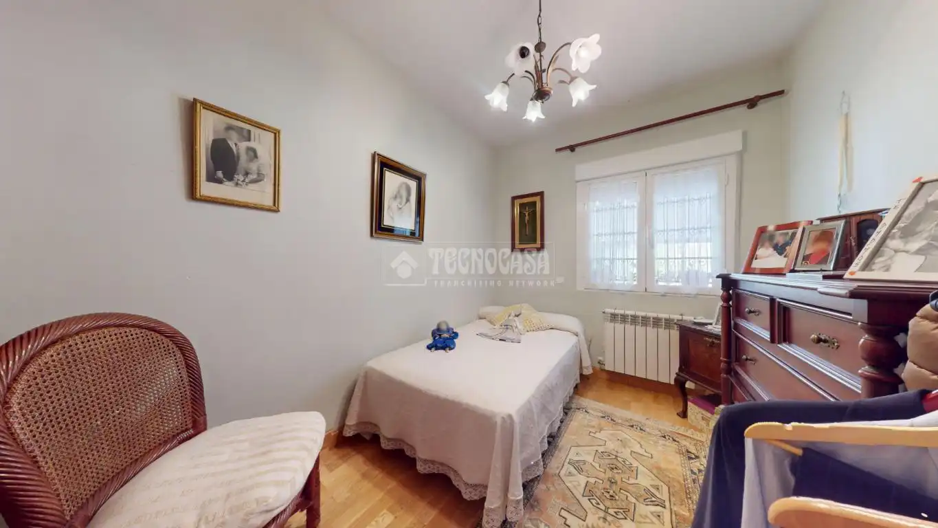 Dormitori de Casa o xalet en venda en El Casar amb Piscina
