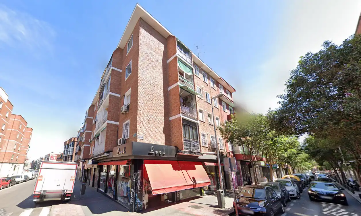 Vista exterior de Piso en venta en Madrid con Calefacción y Alarma