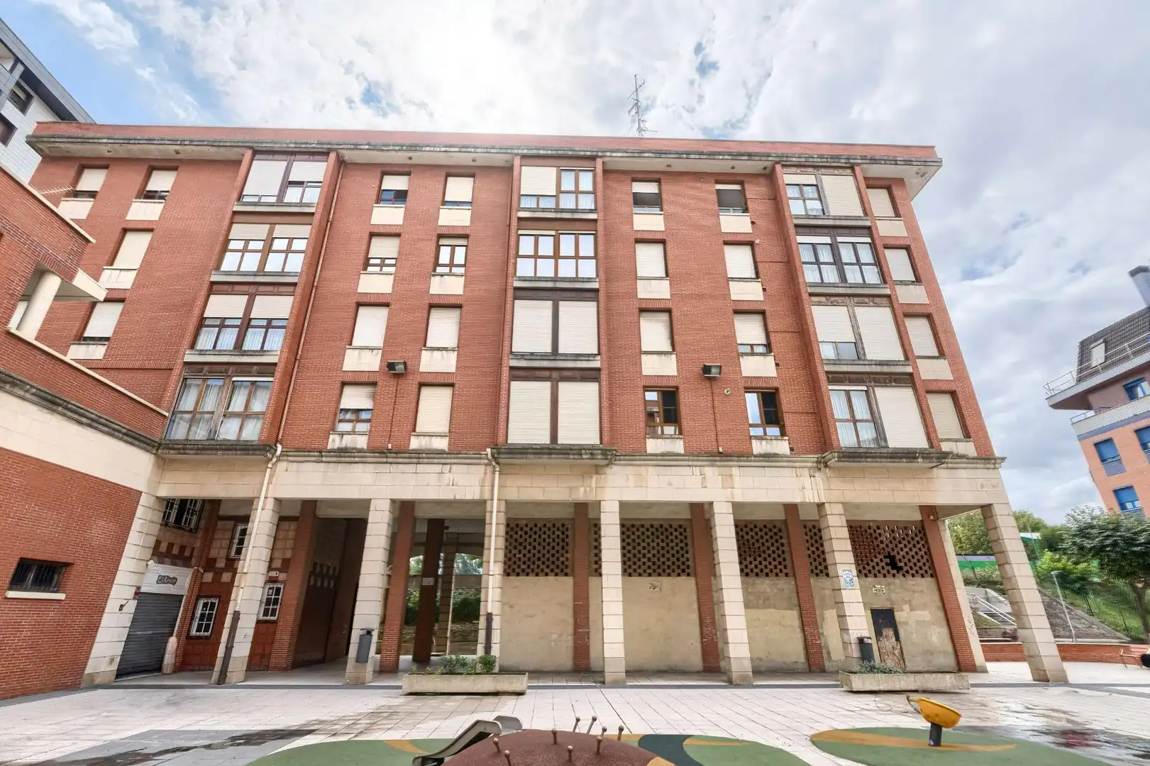 Vista exterior de Apartamento en venta en Barakaldo  con Calefacción, Trastero y Amueblado