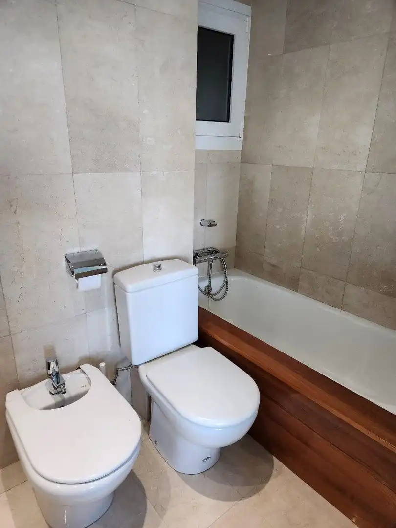 Badezimmer von Wohnung zur Miete in Sitges mit Klimaanlage, Privatgarten und Terrasse