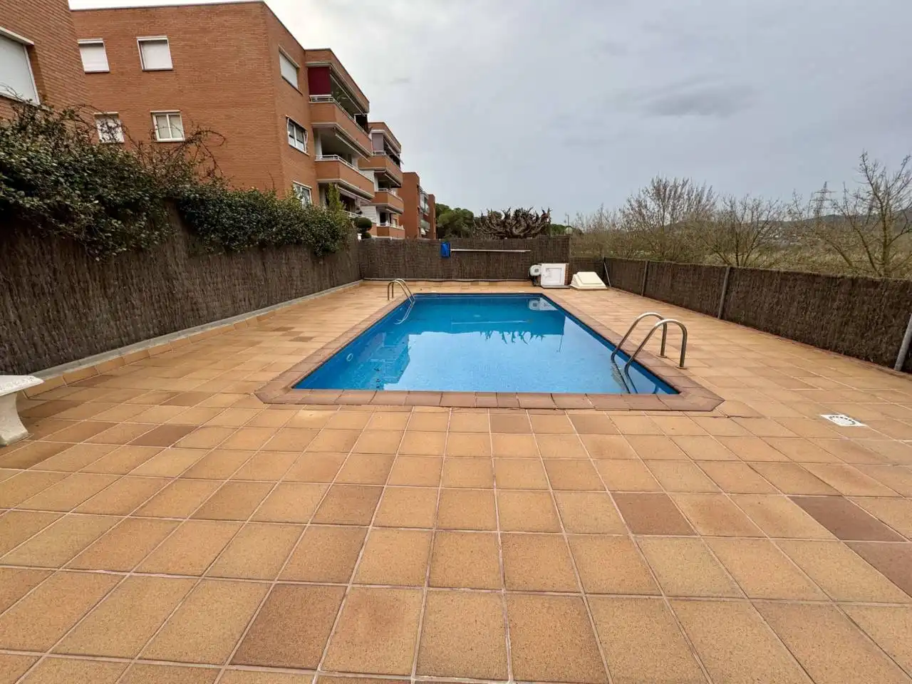 Piscina de Pis en venda en Cerdanyola del Vallès amb Parquet, Terrassa i Piscina comunitària