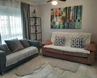 Sala d'estar de Apartament de lloguer en Fuengirola amb Jardí privat, Parquet i Terrassa