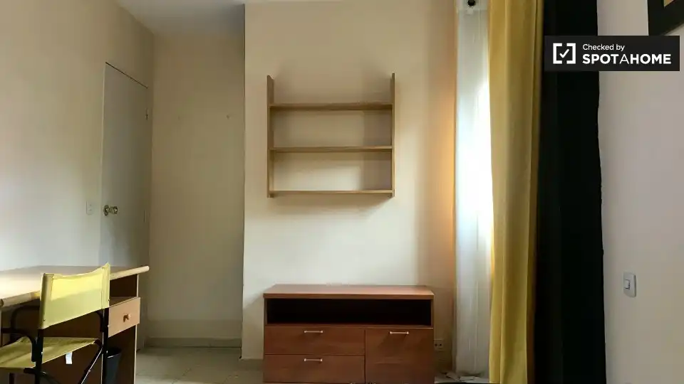 Habitación de Piso de alquiler en Alcalá de Henares con Aire acondicionado, Calefacción y Amueblado